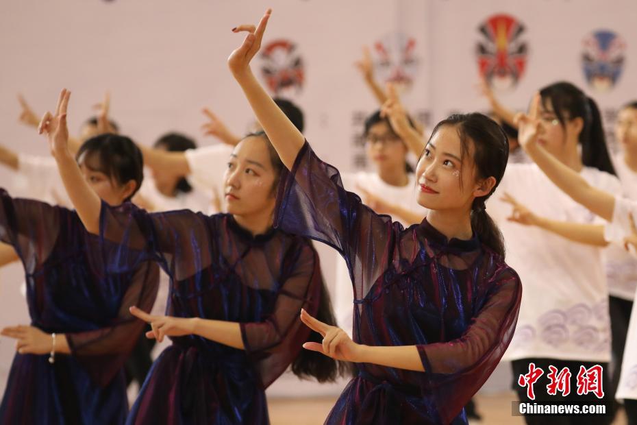 盘前<：>纳指期货涨0—.6% 美联储鹰牌集体反水 12月降息悬了