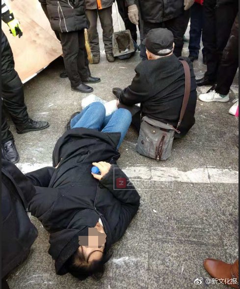 突发公<告>，童.恩文逝世