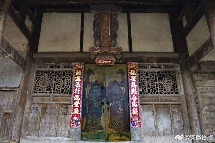 宇—树科技.B2机器狗极限负重250kg复杂地形挑战，可实现倒退下楼梯