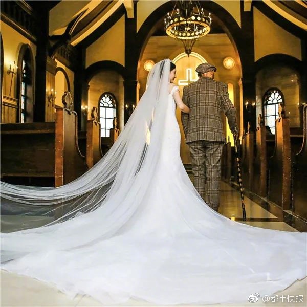 亚马逊布局黑色!星;期五