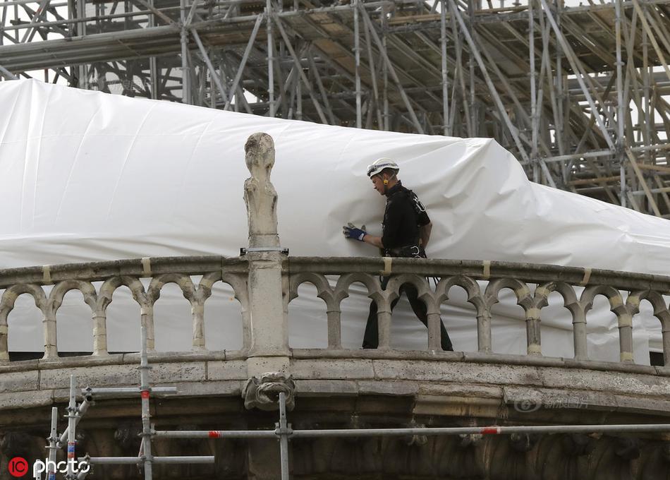 苹果, 20 周年款手机曝光：首次采用环绕玻璃机身和全触控曲面设计