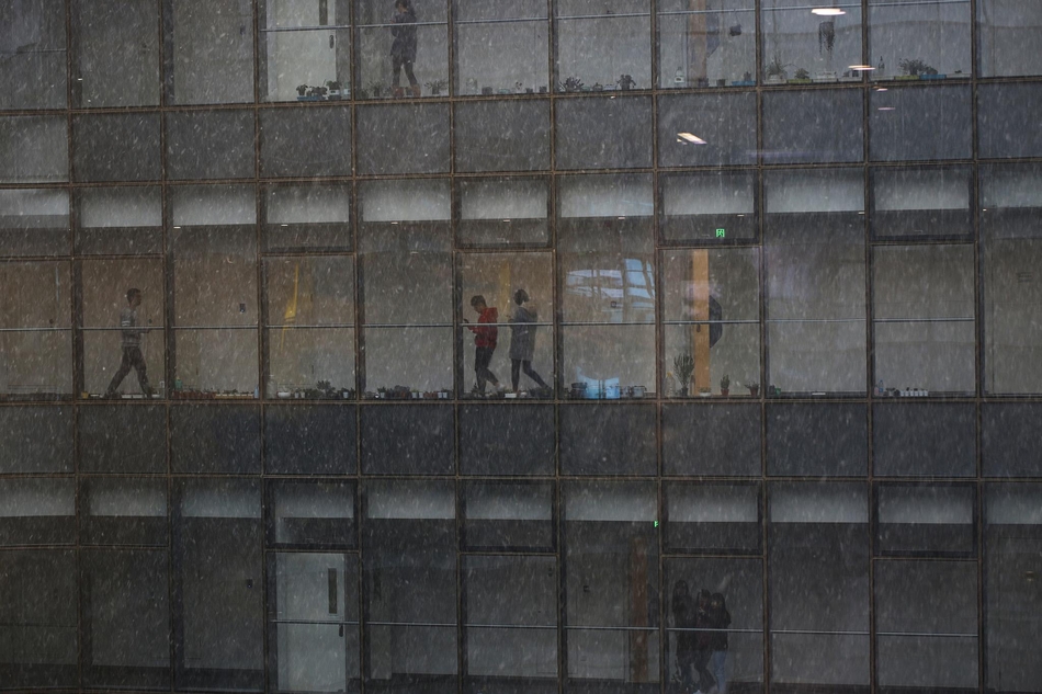 年薪307?万→!465万！水井坊财务总监蒋磊峰涨薪157.6万，股价跌9%薪酬反涨51%惹争议