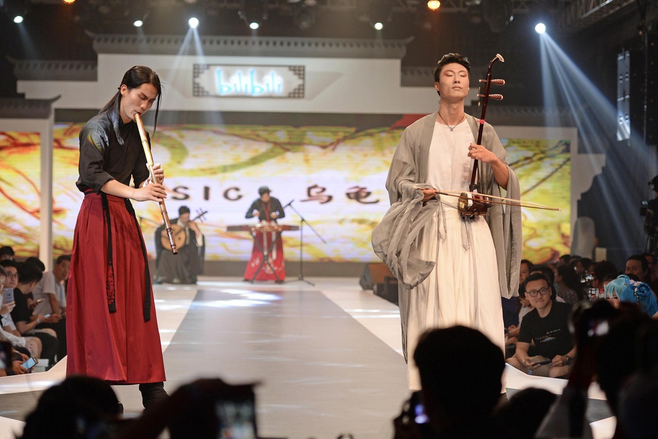 股!东减持、业绩承压下的突围：拉卡拉赴港IPO押注跨境与稳定币？