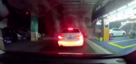 化学纤维行业.C:FO薪酬观察：优彩资源业绩下滑 CFO徐平年薪57.26万元同比近乎翻倍 涨幅行业登顶