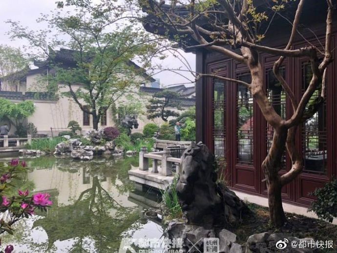 “萝卜快跑”又“<失>足” 背;后老板李彦宏财富一年缩水182亿