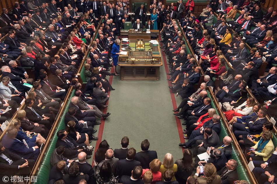 外高桥造船.两—艘新船同日下坞