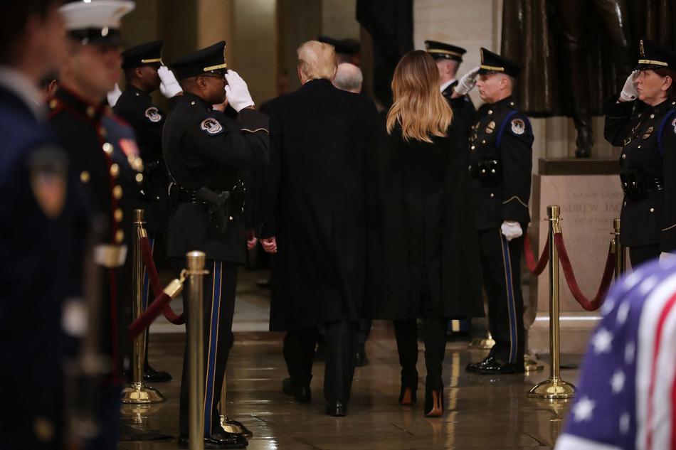 中国‘中’铁中期分红：拟每股派送现金红利0.082元