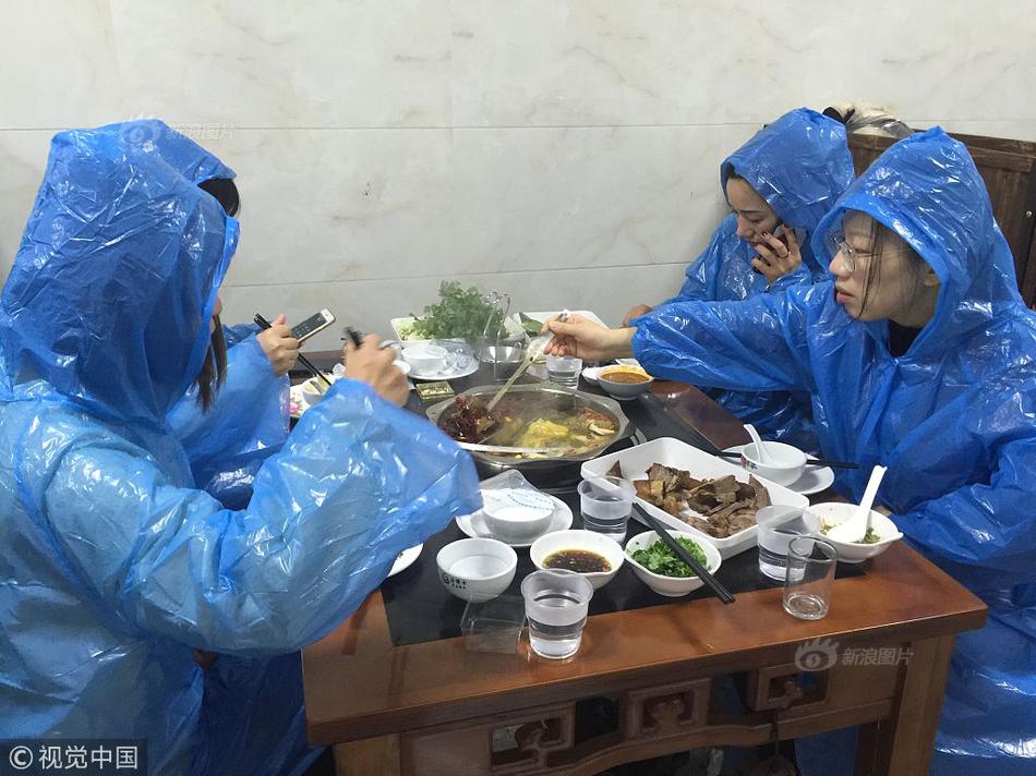 午,评：,港股恒指跌0.45% 科指跌0.98% 科网股、汽车股走弱 黄金股普涨 小米跌超4%