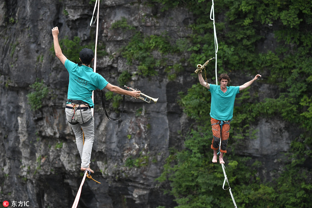 新光光电—：公!司董事长康为民解除留置