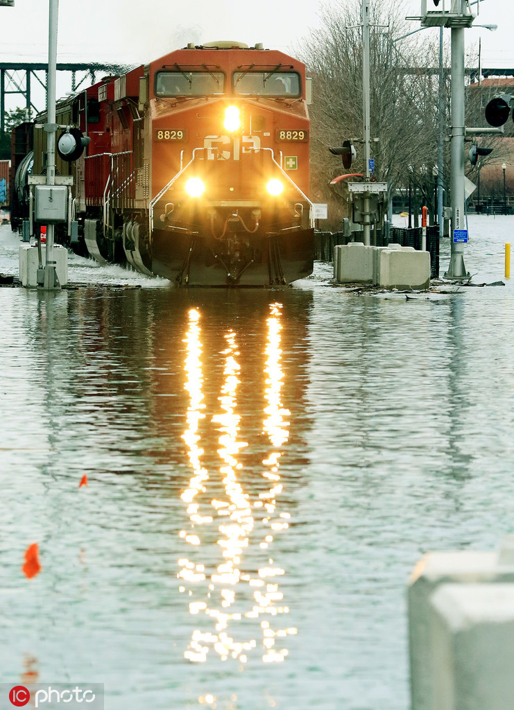 热门题材活跃‘！’翠微股份、京北方尾盘回封涨停！金融科技ETF（159851）放量涨逾1%，资金继续抢筹