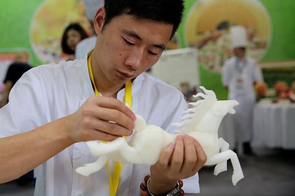 刘!格菘半年两.调整引离职猜测，公募“减负潮”下的基民焦虑