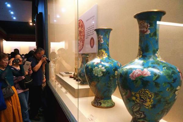 300,131，收购两,家半导体企业，停牌！