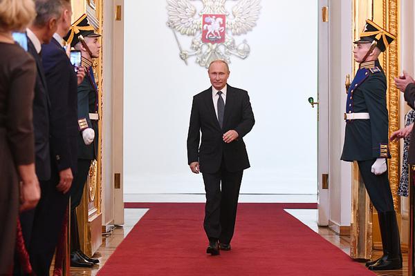 视频|马斯:克何小鹏隔空点赞！马斯克：你家机器人胸不错