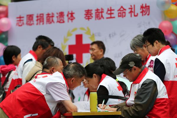 收评!：港股恒指涨0.74% 科指涨1.82% 科网股普涨 半导体板块爆发 华虹半导体涨超13%