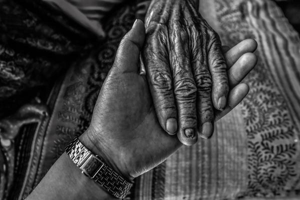 甲骨文—股价暴涨，创始人财富一夜飙升700亿美元，距马斯克全球首富之位仅一步之遥