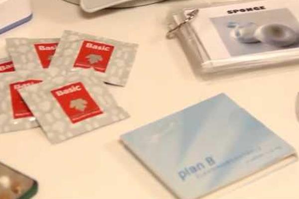 港股AI异!动，!阿里巴巴涨超4%，千问APP登顶增长最快的AI应用！百亿港股互联网ETF（513770）V型上攻