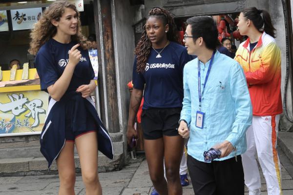 天成控—股附:属出售一系列船只及地盘设备