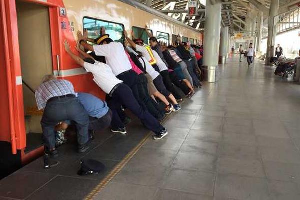 收评：港股恒指跌0.6?4% 科指跌0.33% ,生物医药概念走强 小鹏汽车跌超5%