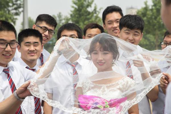 在岸人民币对美元开盘上涨 !报7.16;44