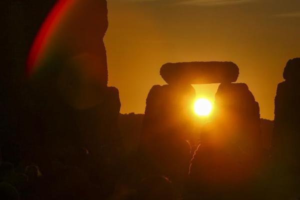 腾亚精;工：‘截’至2025年9月30日，公司股东人数为10925户