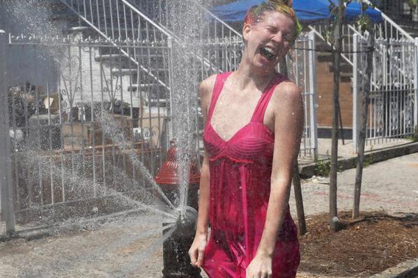 房:地产:行业上市公司财务总监观察：京投发展亏损10.55亿元 财务总监张雨来降薪27.25万元至146.75万元