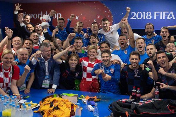 罗永—浩展示老乡鸡菜品划分公示牌 称以后准备去试试