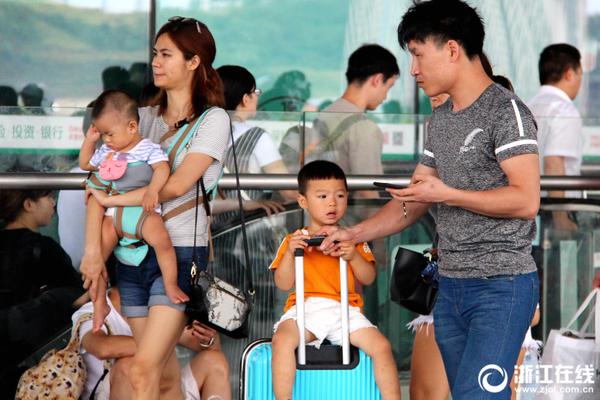 马斯克指:控苹果应用商店偏袒OpenAI， 奥特曼回应