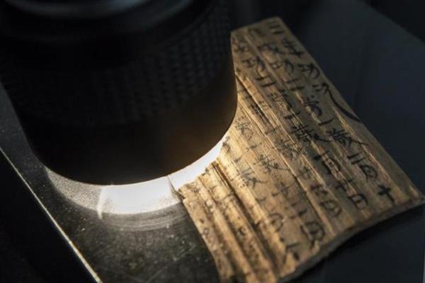 花‘甲’之年的张发玉!，能否“闯出”港股百亿光伏IPO？光伏黑马英发睿能“夹缝生存” 去年亏损超过8亿元