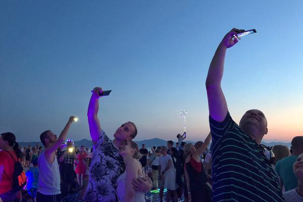 央行.：7月份债券市场共发行各类债券77536.2亿元