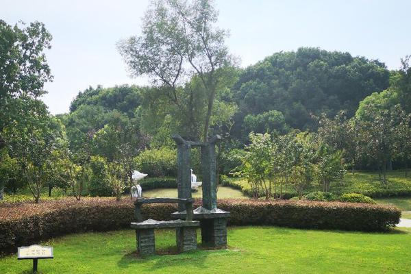 潮玩遇!见机:器人运动会：奇梦岛 WAKUKU 大娃点亮赛场外场景