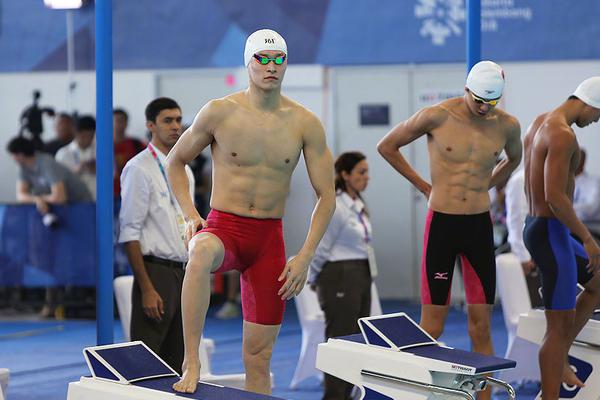 长假来临，持?股还是持,币？