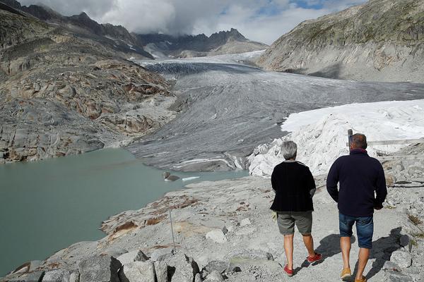 科技巨头大举举债：AI时代竞赛背后的风险攀升