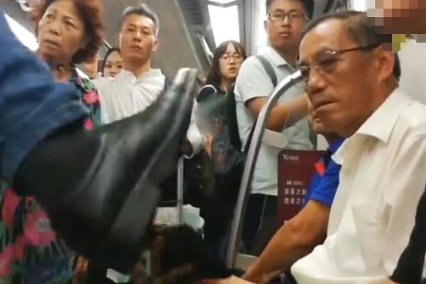 亚马逊业绩超预期<，>AWS重新加速