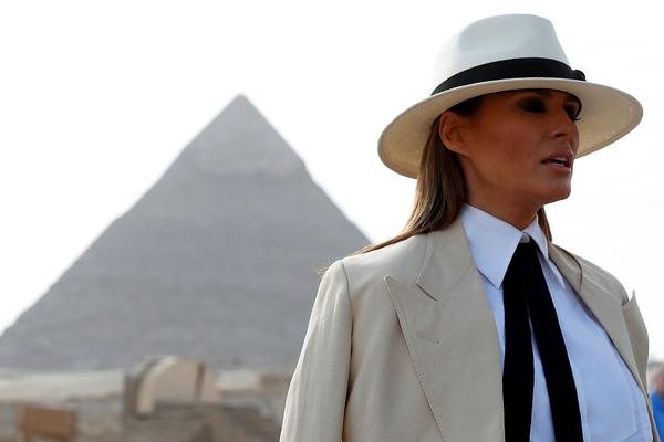 迷策,略拟采纳2025年受限制股份单位计划