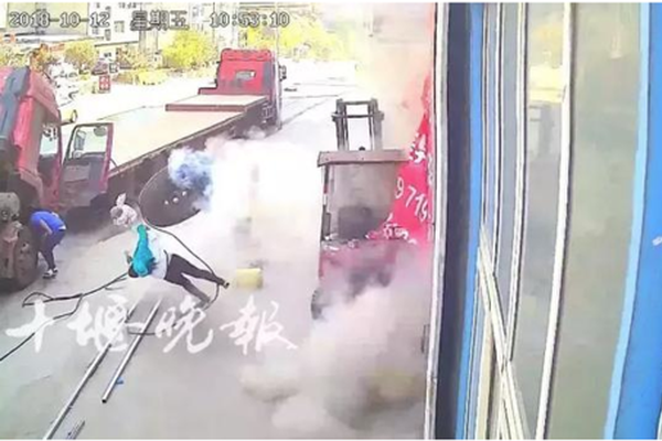 周志刚：:当!前白酒行业正处于深度调整期，金徽酒持续聚焦百元以上产品精准布局