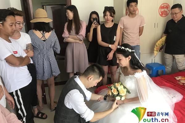 与!去<年>同期的474.7万对相比，今年前三季度结婚登记同比增加40.5万对