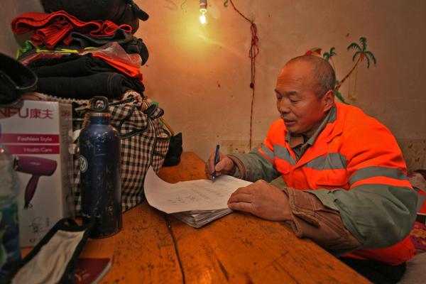 11月;5;日外盘头条：美国政府停摆追平纪录 IBM裁员数千人 比特币跌破10万美元 苹果拟推出低价笔记本电脑