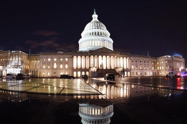 光伏设备板!块?震荡走强，隆基绿能涨停