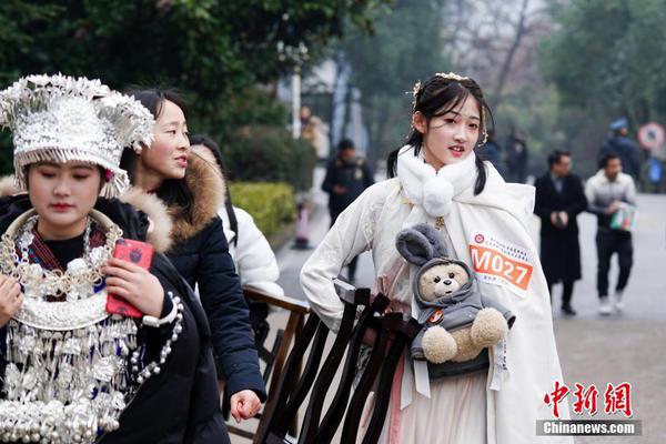 开市‘客’早盘下跌2.6%，此前报告同家店面销售增长不及预期