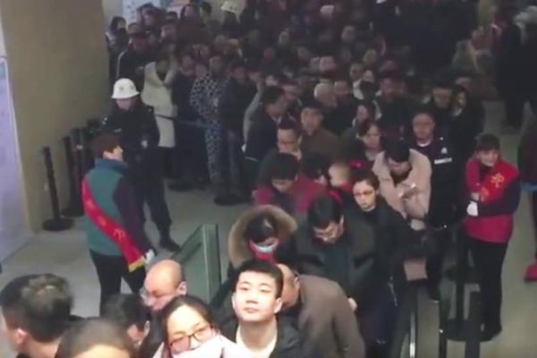 “炮轰”友商!，.股价先“投降”：文远知行港股暗盘大跌超23%