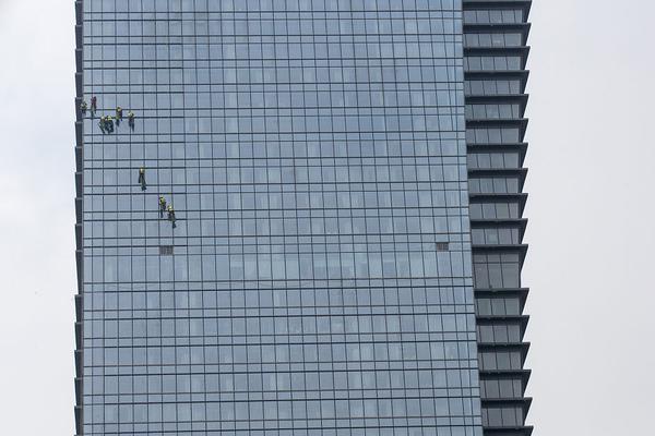 1:0月10日外盘头条：特斯拉FSD再遭联邦安全调查 法拉利股价暴跌 美国财政部干预阿根廷外汇市场