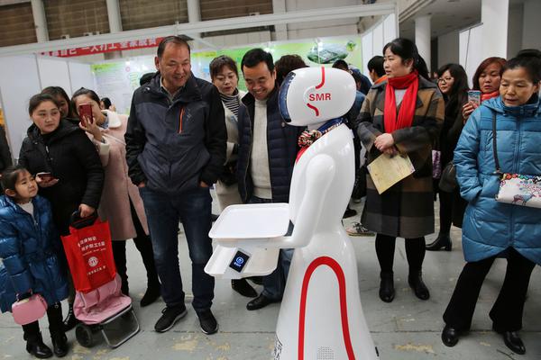 尾;盘：三大股指悉数走低 科技股领跌