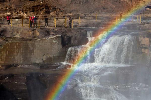金价年内飙;涨超50%，周大福半年营业额约390亿港元，内地再关店超600家