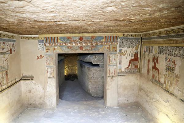 【银!河纺服郝帅】公司点评丨特步国际 ：主品牌稳健，专业运动第二成长曲线显现