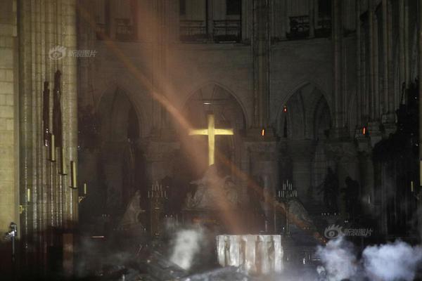 张凌赫代言！联想moto X70 Air AI手机亮相 天禧AI 3.5重磅发布