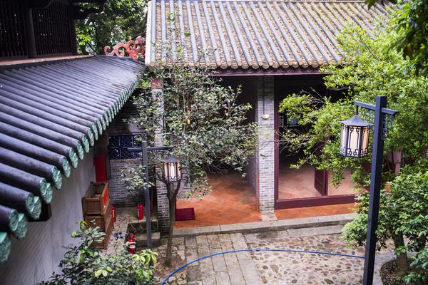 招商策略：均.衡配置;，重回哑铃策略