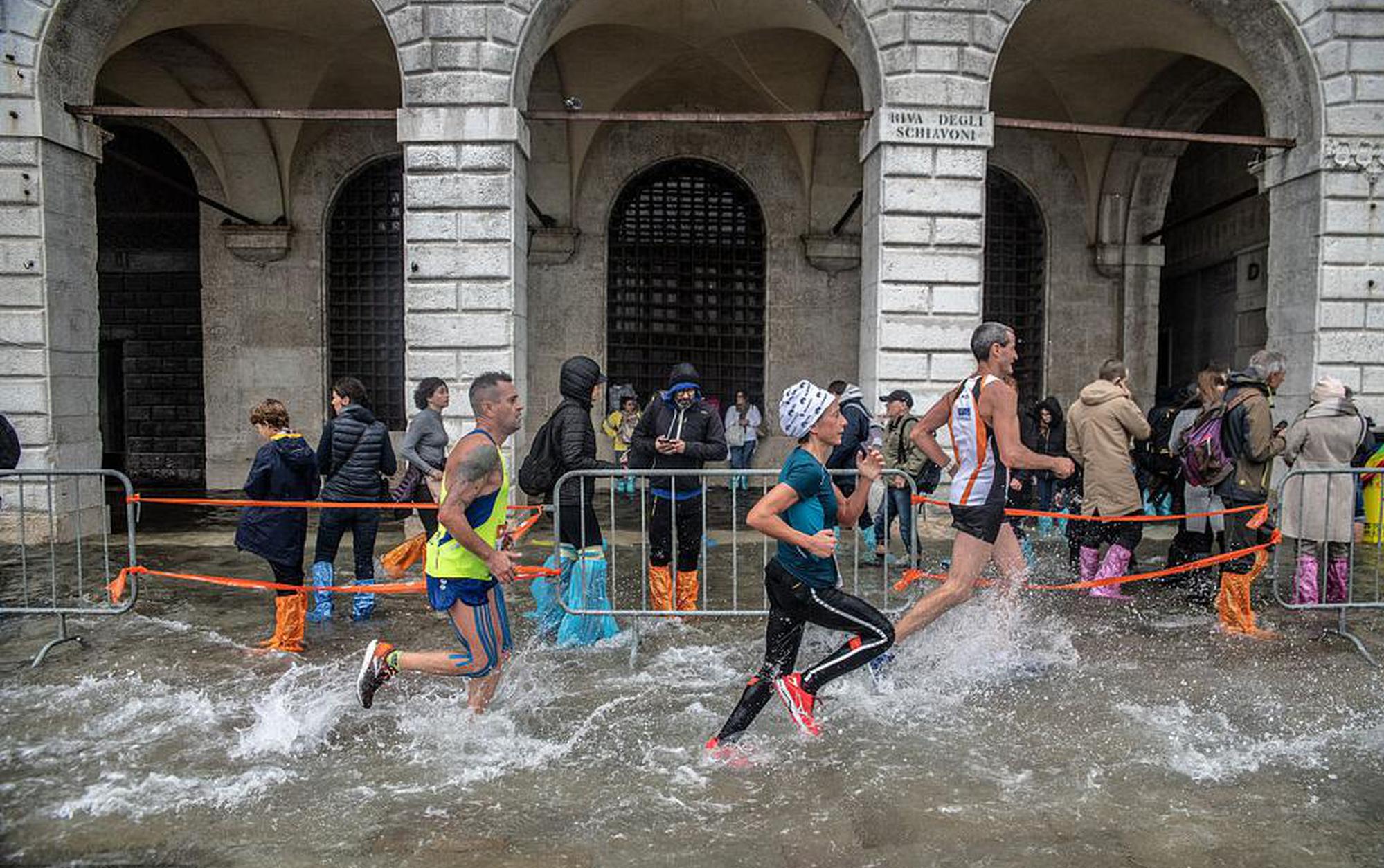 荣昌生—物午前涨超13% 核心产品放量带动营收高增长