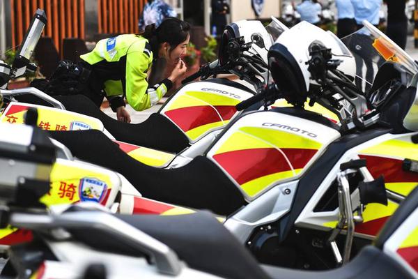 业绩超预<期>！9月股价飙涨40%！AI需求给力，美光上季营收劲增46%，本季指引碾压预期再创新高