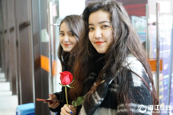 “<鸡>排哥”吸引多地游客奔赴景德镇，小城爆红下一个是谁