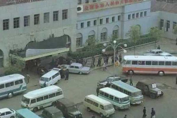 中—国人<民>银行决定授权阿联酋阿布扎比第一银行上市股份公司担任阿联酋人民币清算行